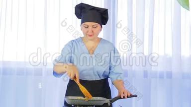 女人搅拌蔬菜，用鸡肉煎锅。 时光飞逝。